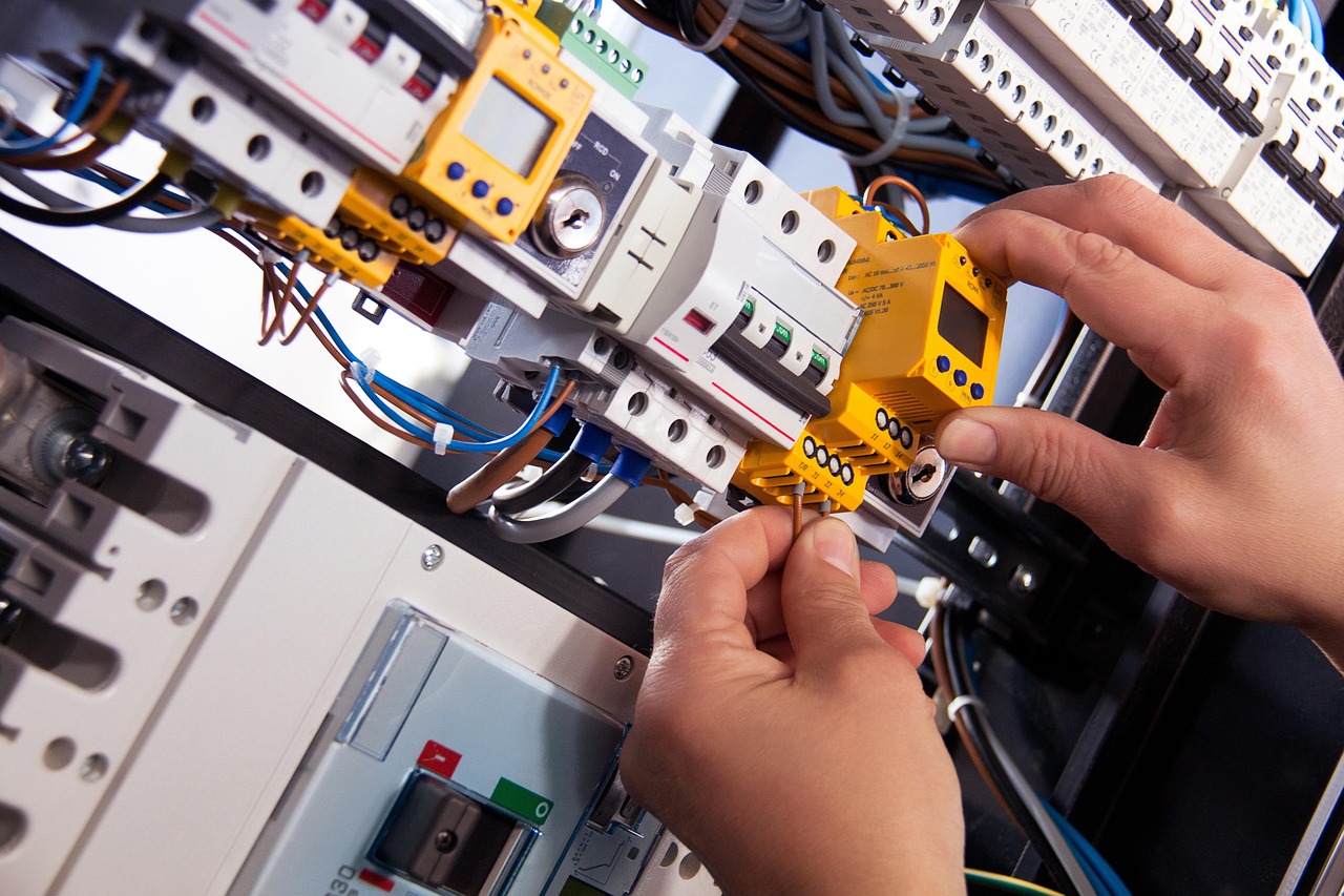 découvrez les principaux risques liés aux installations électriques et comment les prévenir pour garantir la sécurité des personnes et des biens.