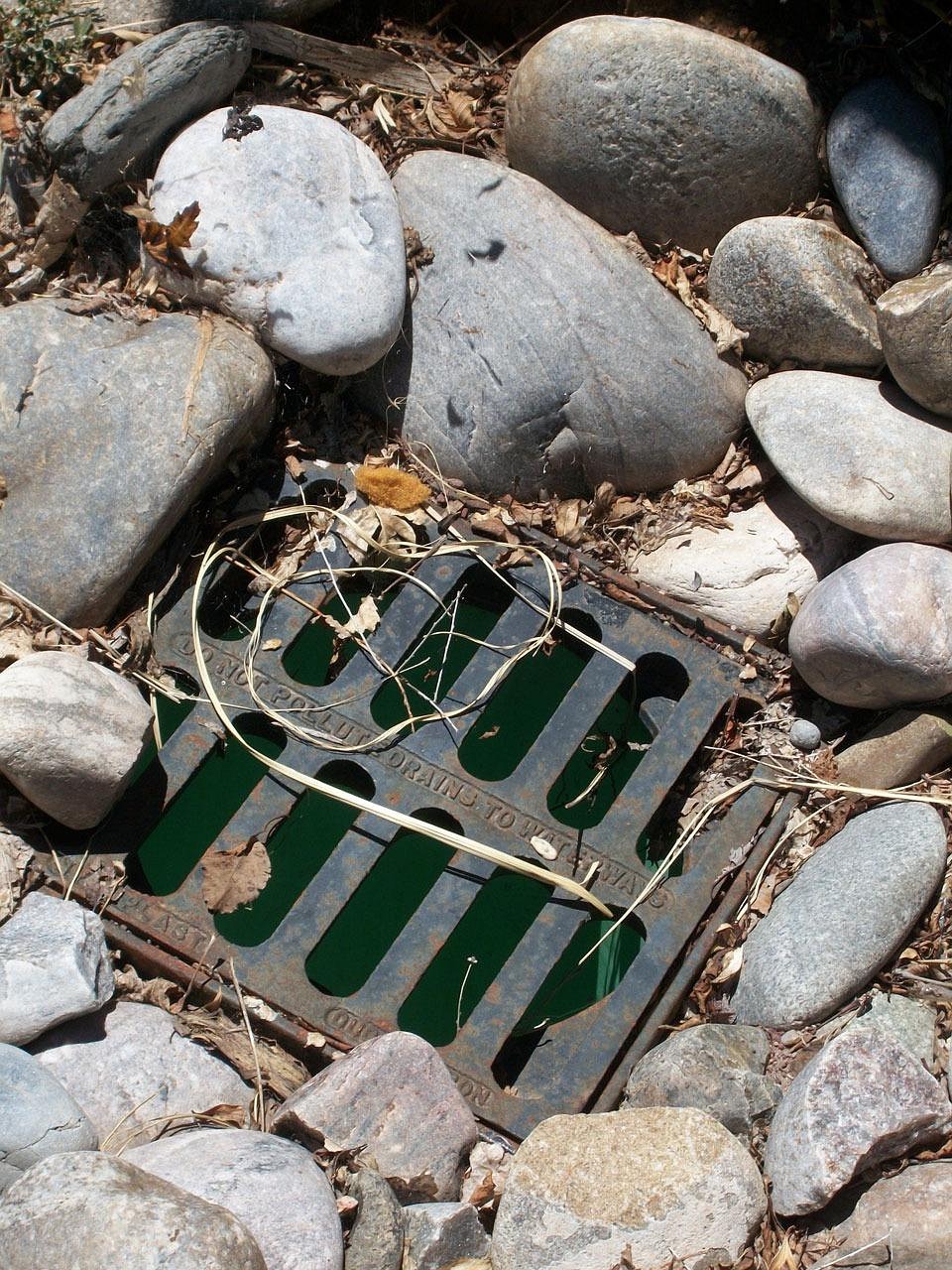 découvrez des méthodes naturelles et efficaces pour déboucher vos canalisations sans produits chimiques agressifs, en respectant l'environnement et votre santé.
