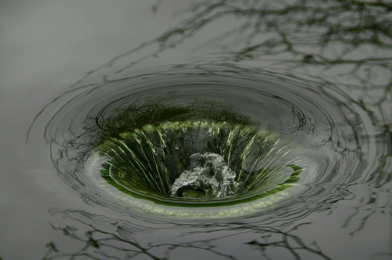 Comment déboucher une canalisation naturellement sans produits chimiques ?